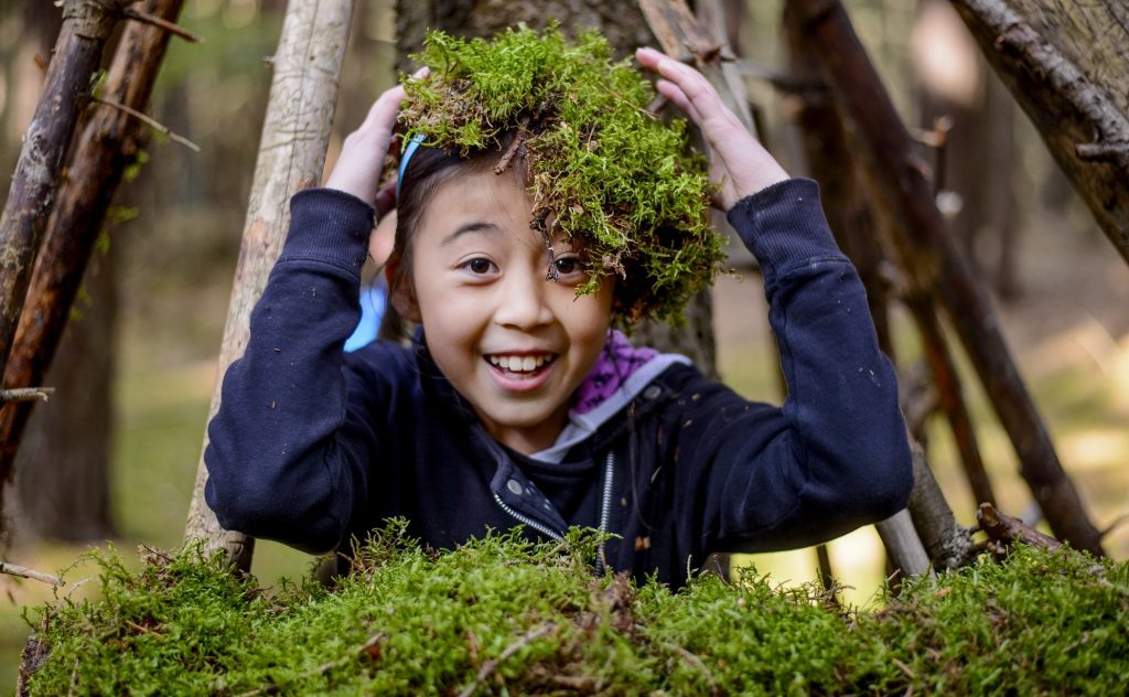 Warum wächst Moos immer nur auf der einen Seite des Baumes? Beim Spielen in der Natur kommen für Kinder viele Fragen auf.